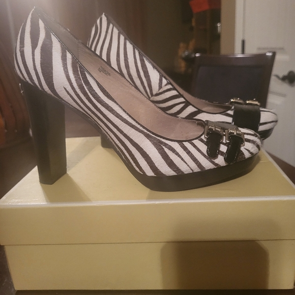 Michael Kors Black and White Elegant Heels - Picture 2 of 4